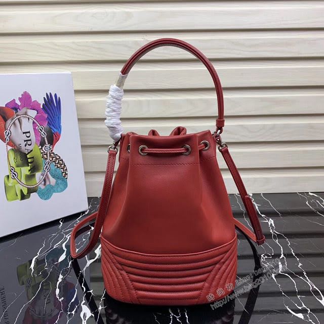 prada女包 普拉達2020最新款繡線水桶包 時尚百搭 prada手腕包 1BH038 Prada單肩手提包  pyd2400